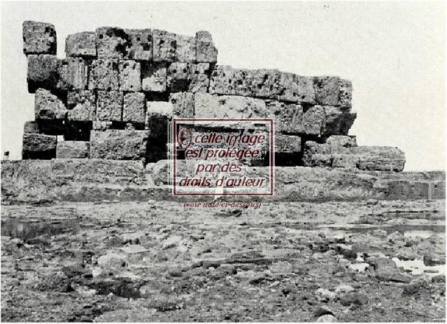 Les restes des vieux murs phéniciens de l'île Rouad